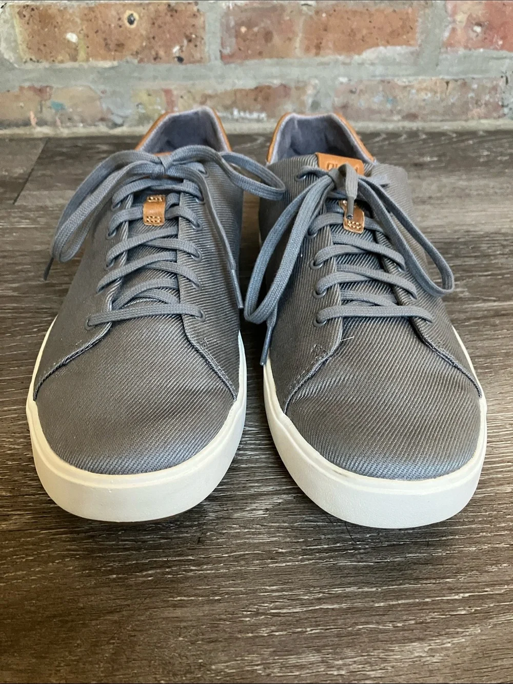 OluKai Lae'ahi Li    Gray Lace-Up Sneakers with Tan Accent